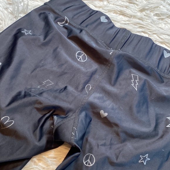 DONATING 9/1 Terez Patterned Black Capri Leggings sz L - Picture 8 of 8